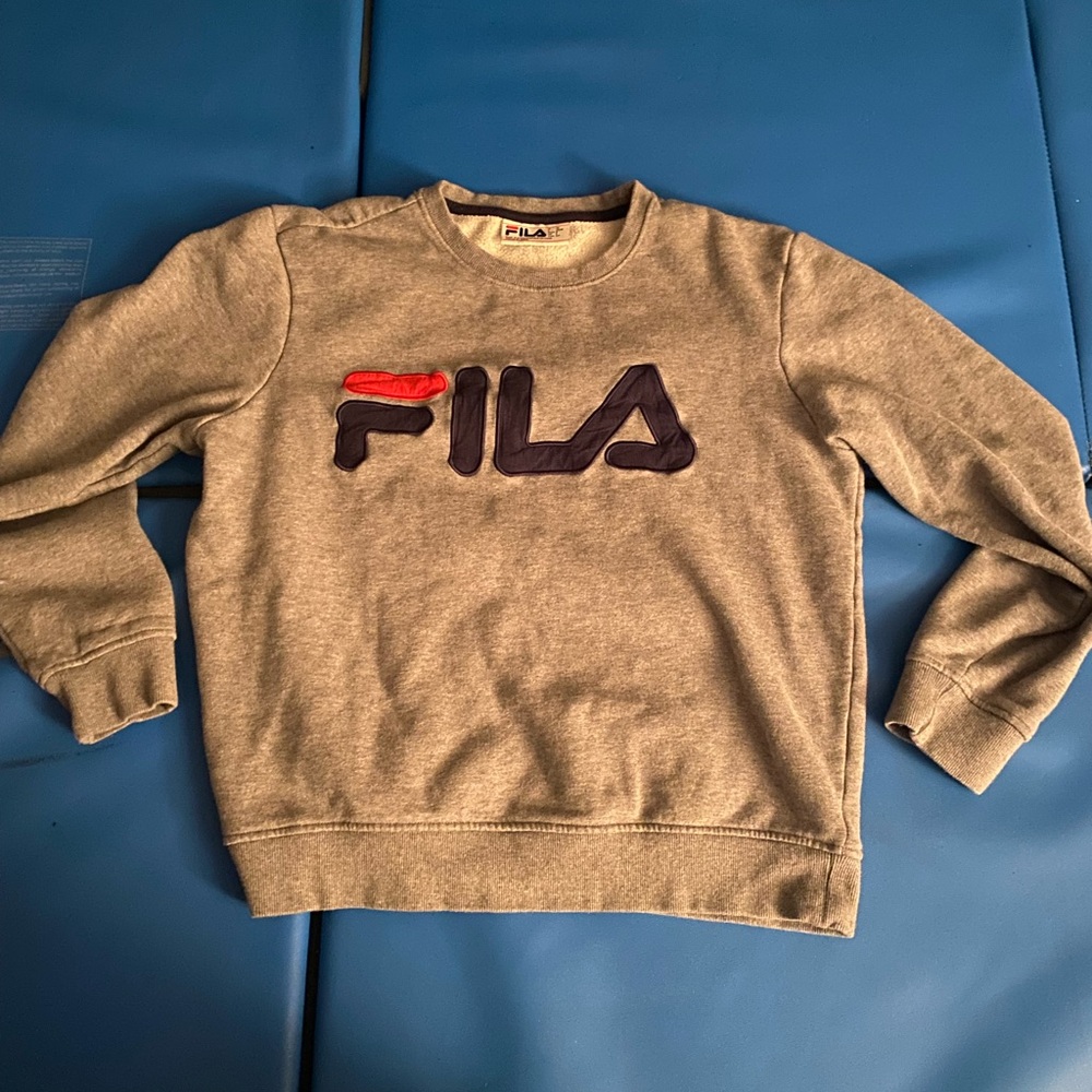 “Gray Fila Sweatshirt with Embroidered Logo - Casual Comfort”